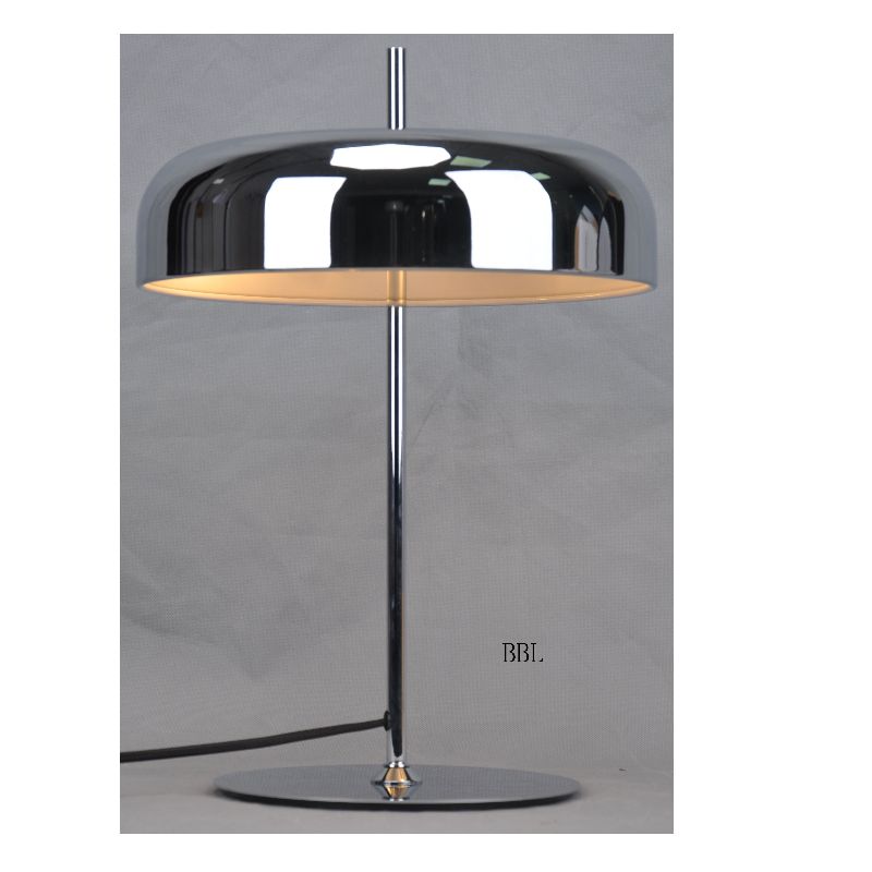 Настолна лампа с метален нюанс и плоска основа