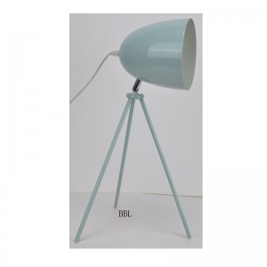 Триножна лампа с метален нюанс и функция за регулиране