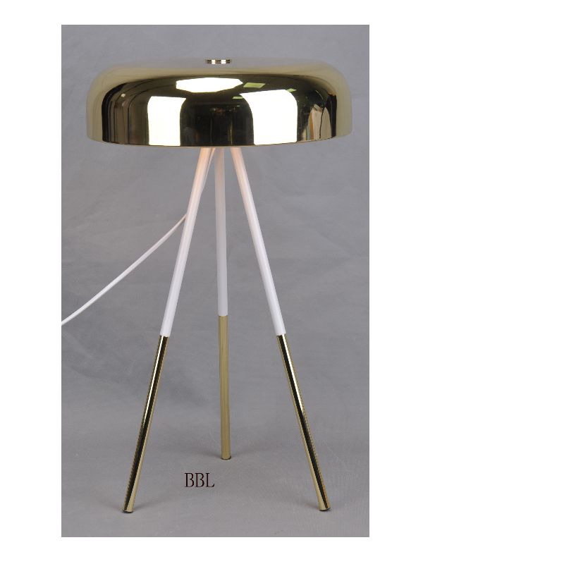 Триножна лампа с метален нюанс