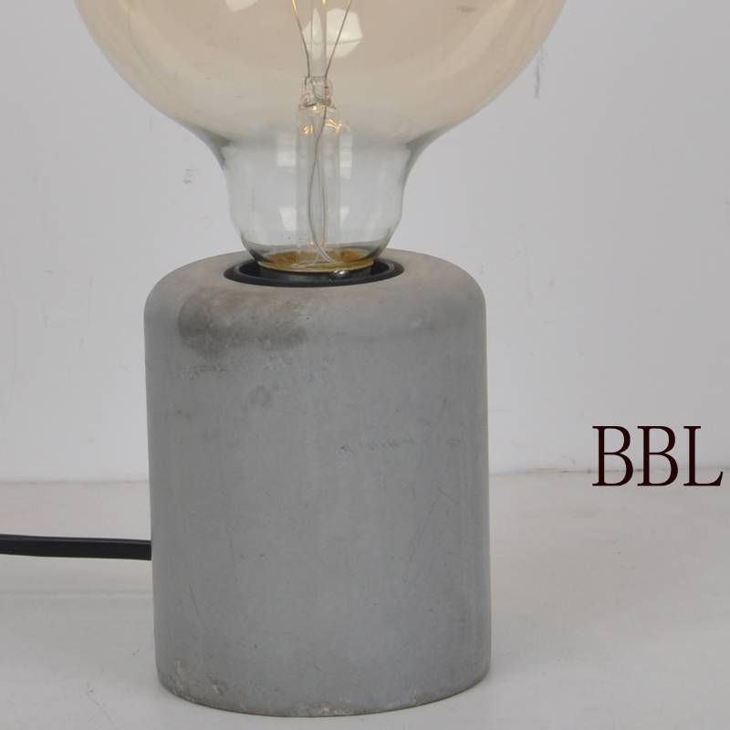 Лампа за маса с малка колонна бетонна основа